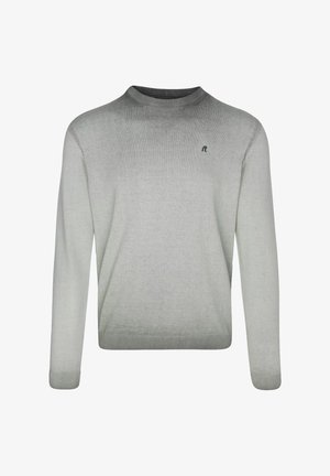 Svetlo sivi pulover iz mehkega blaga, s krožnim izrezom, dolgimi rokavi ter rebrastim robom in manšetami. Majhna oznaka na prsih.