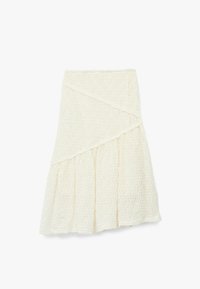 Falda blanca de textura, a la altura de las rodillas, con un diseño en capas, que presenta una silueta envuelta y un patrón sutil en toda la tela.