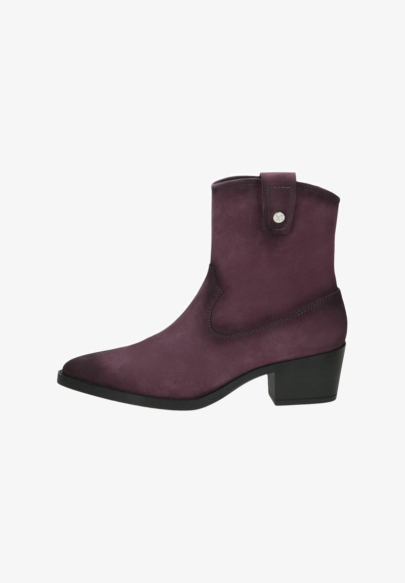 Botín de ante púrpura hasta el tobillo con punta afilada y un tacón bajo. Presenta un diseño cosido y un pequeño botón decorativo cerca de la parte superior.