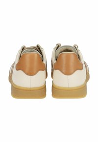 Weiße Ledersneaker mit braunen Akzenten, ausgestattet mit einer strukturierten Gummisohle und Stitching-Details. Mit einer runden Zehenpartie und gepolstertem Schaft.