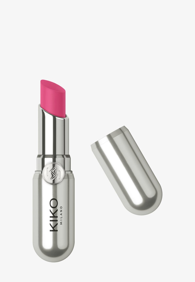 Tubo de lápiz labial KIKO Milano en metal plateado con lápiz labial rosa brillante extendido y la tapa retirada, contra un fondo blanco.