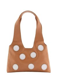 Borsa a tracolla in pelle color tan con una larga tracolla, caratterizzata da otto accenti circolari bianchi e dettagli di cucitura. Design pulito con un'apertura centrale.