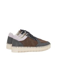 Leren sneakers in grijs, bruin en lichtroze met een geribbelde crèmekleurige zool. Beschikt over veters en een gladde afwerking.