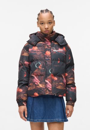 Zwarte donsjack met een kleurrijke bloemen- en landschapprint, met een capuchon, elastische manchet en een logo-detail op de borst.
