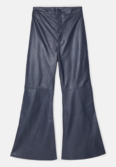 Tumši zilas ādas flared bikses ar augstu jostu, kas raksturojas ar gludu tekstūru un elegantiem šuvju detalizējumiem garām šuvēm.