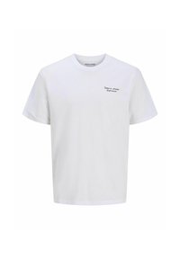 Hvid bomulds t-shirt med korte ærmer, rund hals og lille sort broderet tekst på brystet med teksten "Naturens Kunstneriske Udsagn."