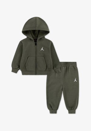 Olivengrøn hættetrøje med lynlås og matchende bukser, lavet af blødt stof. Indeholder hvide logoaccents og sidelommer på jakken.