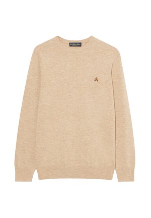 Beżowy sweter dzianinowy z okrągłym dekoltem, długimi rękawami i subtelnym haftowanym logo na piersi. Miękka faktura i klasyczny design.