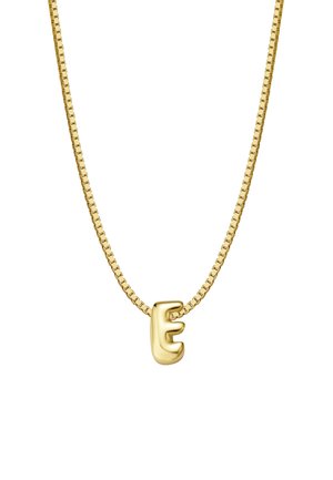 Zlati ogrlica z ravno, povezanimi verigami in sijočim, tridimenzionalnim obeskom v obliki črke "E". Gladka tekstura s svetlečo kovinsko površino.