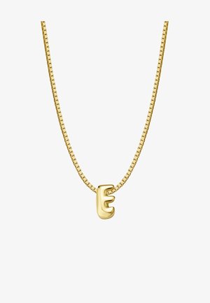 Zlati ogrlica z ravno, povezanimi verigami in sijočim, tridimenzionalnim obeskom v obliki črke "E". Gladka tekstura s svetlečo kovinsko površino.