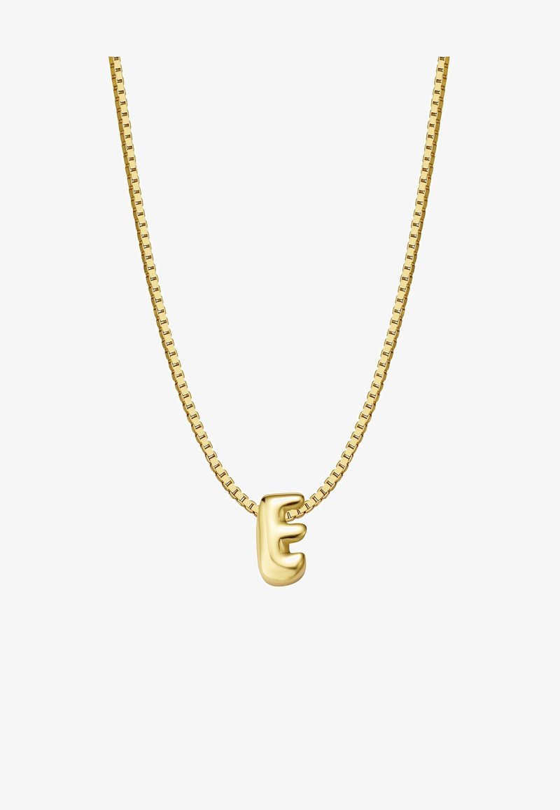 Kultaketju, jossa on litteä, linkitetyssä muodossa ja kiiltävä, kolmiulotteinen "E"-riipus. Tasainen pinta kirkkaalla metallipinnalla.