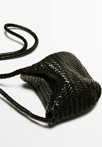 Massimo Dutti Axelremsväska - black