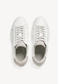 Baskets en cuir blanc avec une texture lisse, accents gris au talon et lacets plats. Bout arrondi et semelle intérieure rembourrée.