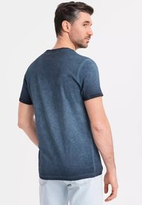 T-shirt da uomo a maniche corte in blu sfumato con colletto rotondo e polsini blu scuro a contrasto, realizzato in tessuto morbido per il massimo comfort.