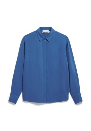 Chemise à manches longues en tissu bleu uni, avec un col pointu, des boutons sur le devant et une coupe décontractée avec une poche poitrine.