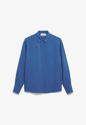 Chemise à manches longues en tissu bleu uni, avec un col pointu, des boutons sur le devant et une coupe décontractée avec une poche poitrine.