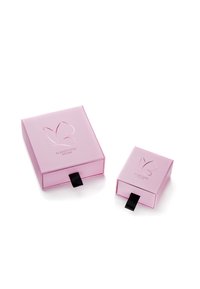 To lyserøde æsker med sorte trækklapper. Den større æske har en præget sommerfuglelogo og tekst, begge med en subtil, skinnende finish.