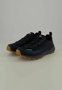 Zwarte en marineblauwe hardloopschoenen met een gestructureerde bovenkant, geribbelde rubberen zool en een contrasterende gele buitenzool. Voorzien van veters en handige trekbanden.