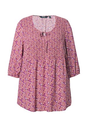 Blouse florale dans des tons de rose et de violet, avec un col en lien, un buste froncé et des manches trois-quarts avec une coupe décontractée.