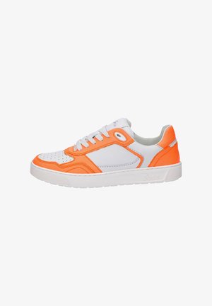 Weiße und orange Low-Top Sneaker mit einem strukturierten Design, perforierter Zehenpartie, Schnürsenkeln und einem kontrastierenden Fersenakzent.