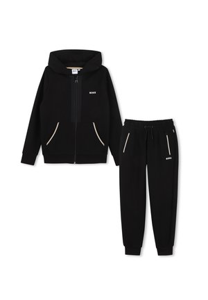 Ensemble sweat à capuche noir et jogging avec fermeture éclair à l'avant, poches avant, poignets élastiques et petits logos blancs "BOSS" sur la poitrine et la cuisse.