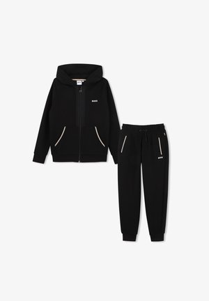 Ensemble sweat à capuche noir et jogging avec fermeture éclair à l'avant, poches avant, poignets élastiques et petits logos blancs "BOSS" sur la poitrine et la cuisse.