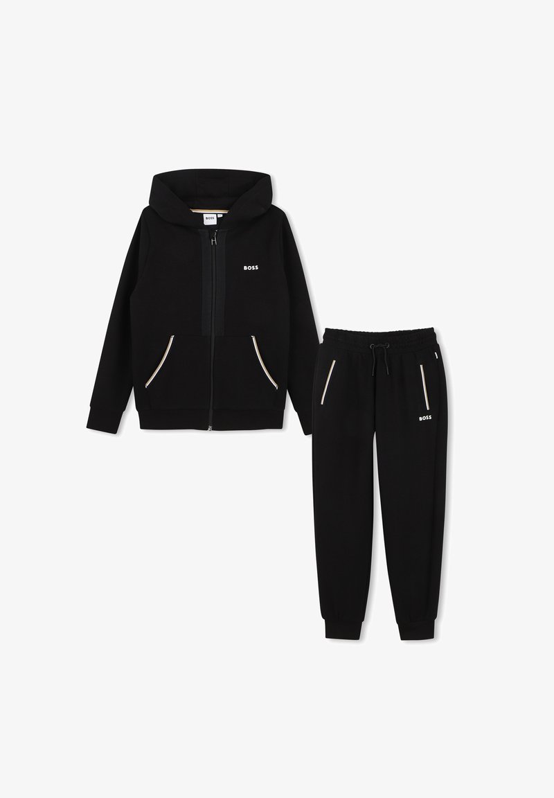 Ensemble sweat à capuche noir et jogging avec fermeture éclair à l'avant, poches avant, poignets élastiques et petits logos blancs "BOSS" sur la poitrine et la cuisse.