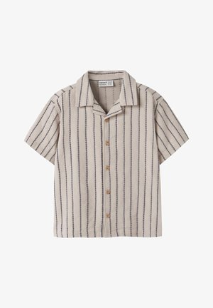 Chemise beige à manches courtes avec fines rayures verticales noires et boutons en bois, avec un col ouvert.