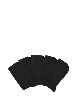 Satz aus fünf schwarzen Herrensocken mit dezenten gewebten Mustern, nebeneinander auf weißem Hintergrund angeordnet.