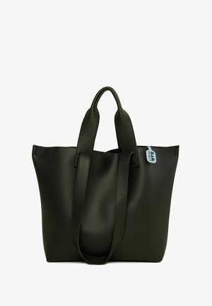 Sac fourre-tout noir texturé avec deux poignées en boucle, un dessus ouvert, et une petite étiquette bleue sur le côté. Le matériau semble robuste et flexible.