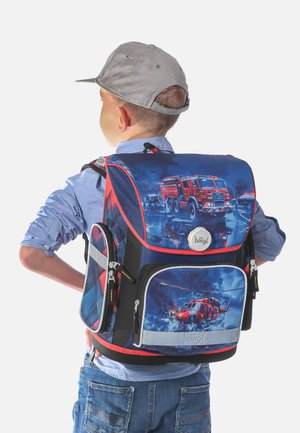 Zaino con un design blu e rosso caratterizzato da grafiche di camion dei pompieri e elicotteri, realizzato in materiale resistente, con una zip prominente e dettagli a quadri.