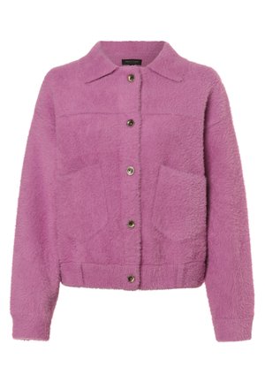 Chaqueta abotonada color lavanda de textura suave, con cuello, mangas largas y dos bolsillos delanteros con parche, etiquetada "Mare Lund".