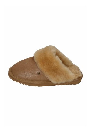 Bruine instap-slipper met een zachte tan kleur bontmanchet, een gestructureerde bovenkant en een rubberen zool. Voorzien van een decoratieve metalen accent aan de zijkant.