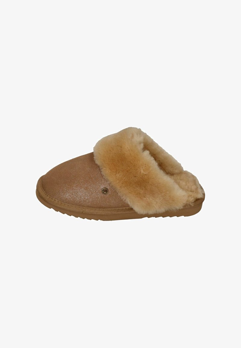 Bruine instap-slipper met een zachte tan kleur bontmanchet, een gestructureerde bovenkant en een rubberen zool. Voorzien van een decoratieve metalen accent aan de zijkant.