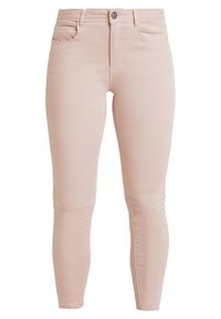 Jeans ajustados de color rosa claro hechos de denim. Sus características incluyen un diseño de cinco bolsillos, un cierre frontal con botón y detalles de costura mínimos.