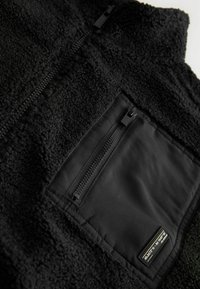 Unselected, black