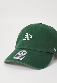 Casquette de baseball verte avec un logo brodé blanc "A's" et une étiquette affichant "47 Clean Up Adjustable."