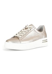 Metaalachtige gouden sneaker met een slank ontwerp, uitgerust met textuurleer, vetersluiting en een dikke witte zool met patroonaccenten.