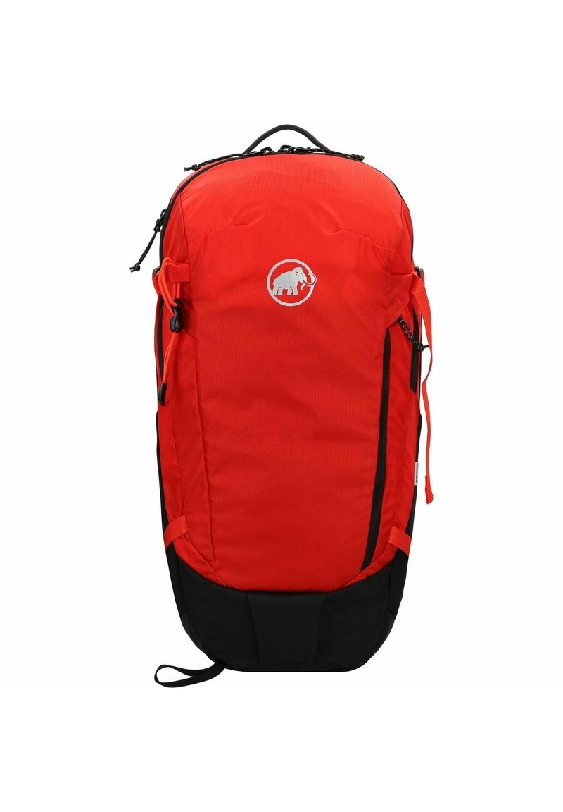 Zaino in nylon rosso e nero con design arrotondato, dotato di tasche laterali, un logo sul davanti e spallacci regolabili.