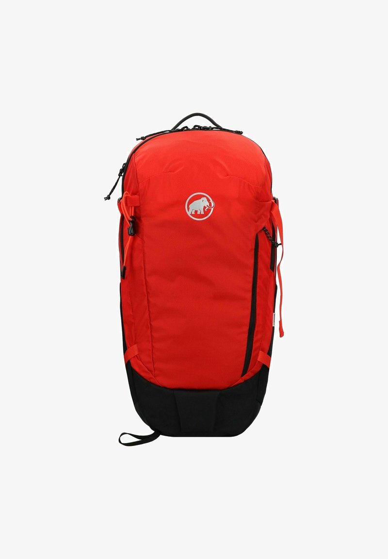 Zaino in nylon rosso e nero con design arrotondato, dotato di tasche laterali, un logo sul davanti e spallacci regolabili.