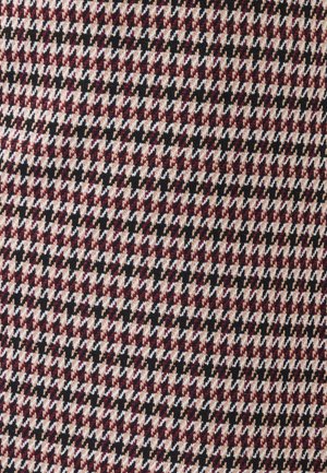 Tissu tissé présentant un motif pied-de-poule en bordeaux, noir, crème et beige, avec une finition texturée.