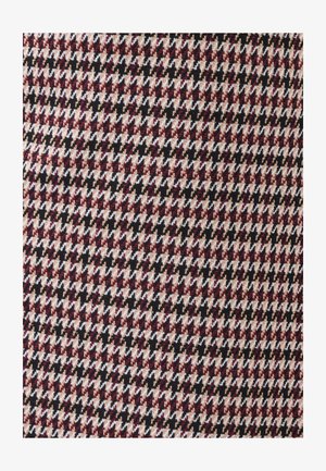 Tissu tissé présentant un motif pied-de-poule en bordeaux, noir, crème et beige, avec une finition texturée.