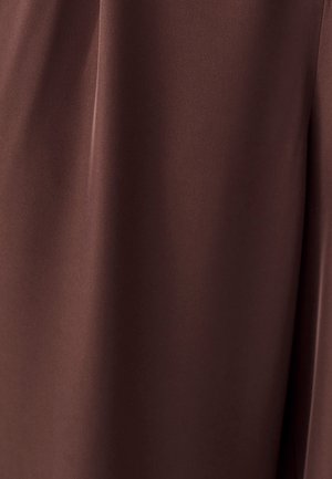 Hladká, tmavo hnedá tkanina s jemnými záhybmi a mierne viditeľným diagonálnym vzorom tkania v prirodzenom svetle.