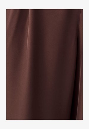 Gladek, temno rjav material z mehkimi pregibi in subtilnim diagonalskim vzorcem, vidnim v naravni svetlobi.