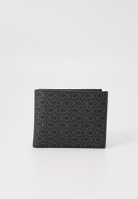 Portefeuille noir avec un motif texturé de lettres entrelacées. Design compact avec des bords lisses et une construction robuste.