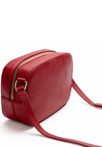 Borsa a tracolla rossa in pelle con superficie strutturata, zip dorata, forma rettangolare e tracolla regolabile. Vista posteriore che mostra dettagli di cucitura chiari.