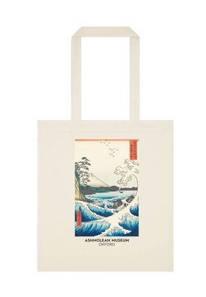 Canvas-Tragetasche mit einem japanischen Wellen- und Bergmotiv, Vögeln am Himmel und dem Schriftzug „Ashmolean Museum Oxford“ unter dem Kunstwerk.