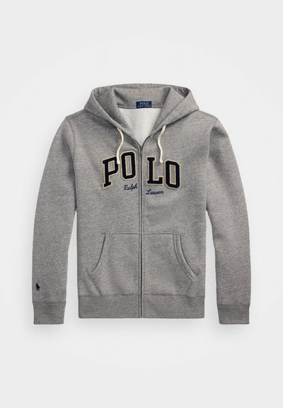 Siva zip-up kapuca iz mehkega materiala, z velikimi 'POLO' črkami v mornarsko modri barvi, kapuco na vezalke in kenguru žepi.