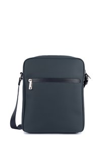 Borsa a tracolla grigio scuro con una texture liscia, tasca anteriore con zip e tracolla regolabile. Realizzata in materiale resistente con design semplice.