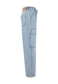 Pantalon en denim bleu clair à jambes droites, avec une poche cargo latérale, une poche arrière, des passants de ceinture et un patch en cuir beige sur la ceinture.